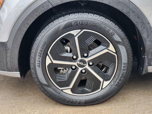 Used 2023 Kia Niro EX image 10