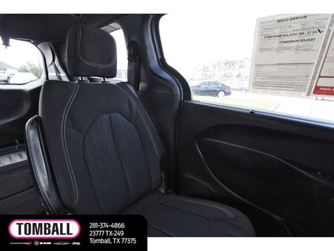 Used 2020 Chrysler Pacifica Touring w/ Advanced Safetytec Group image 12