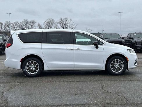 New 2026 Chrysler Pacifica Limited image 2