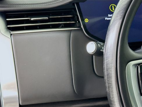 Used 2025 Land Rover Range Rover Long Wheelbase Autobiography image 11