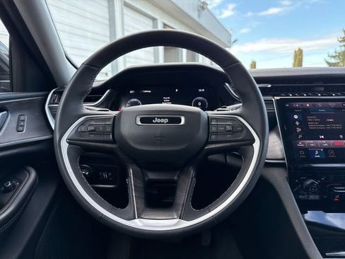 Used 2023 Jeep Grand Cherokee Limited image 21