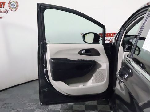 Used 2023 Chrysler Voyager LX FWD image 20