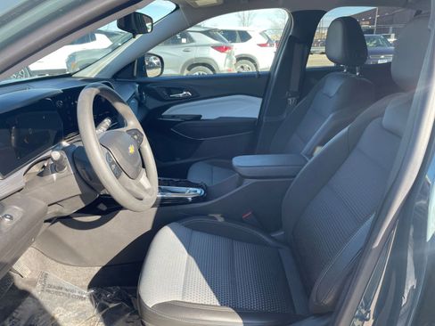 Used 2025 Chevrolet Trax LT image 27