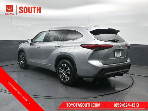 Used 2022 Toyota Highlander XLE AWD/4WD image 8