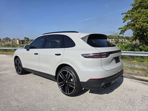 Used 2023 Porsche Cayenne Platinum Edition AWD/4WD image 2