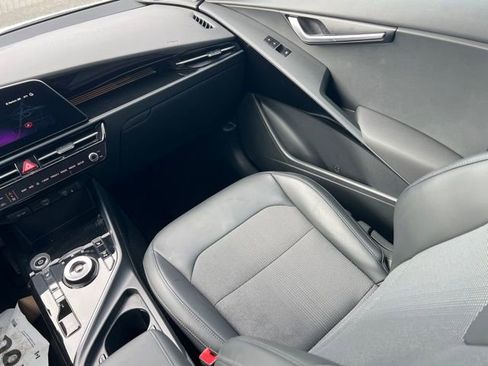 Certified 2025 Kia Niro Wind FWD image 11