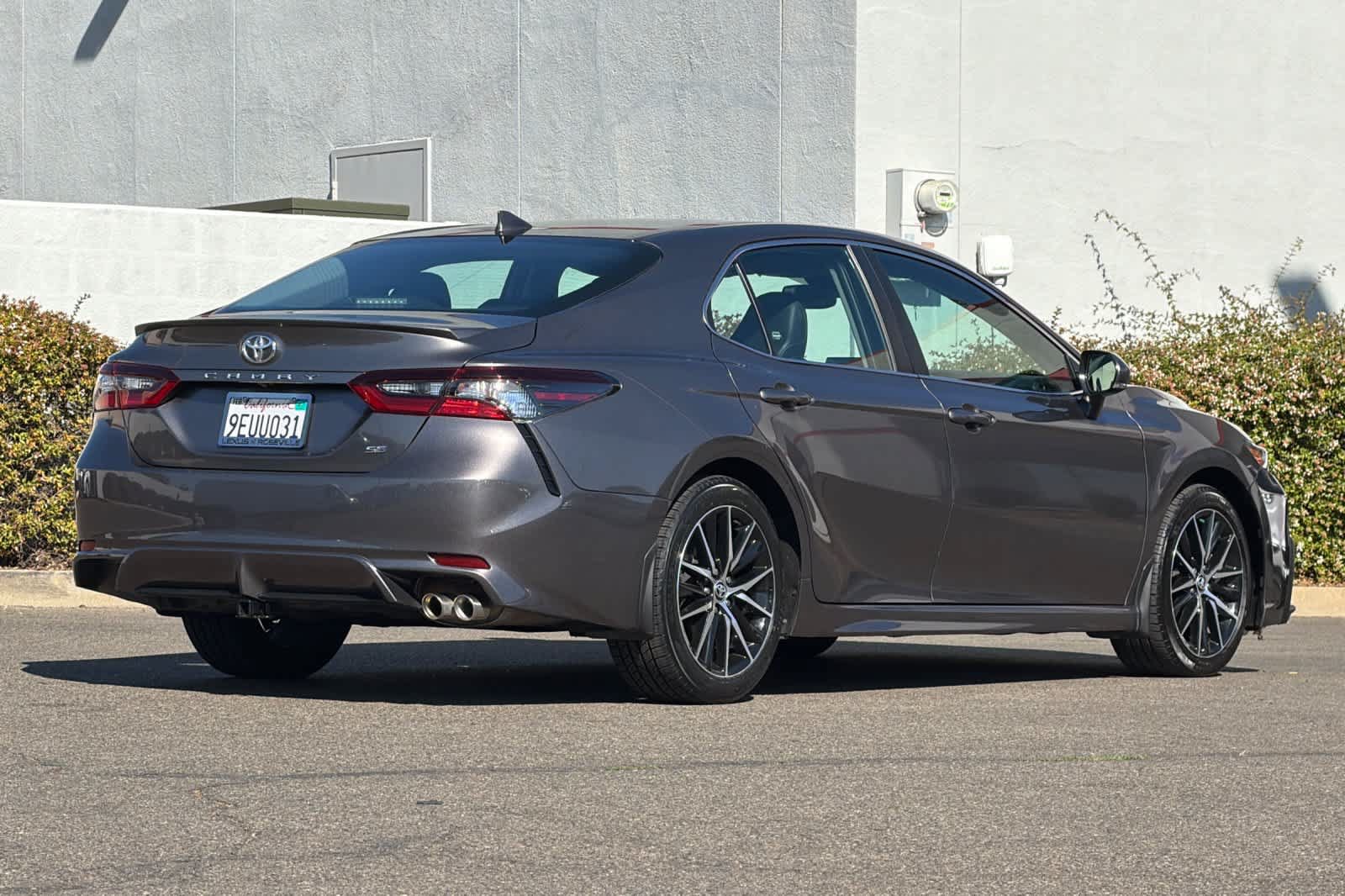 Used 2023 Toyota Camry SE w/ Audio Upgrade Package FWD image 2