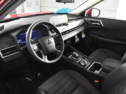 Used 2025 Mitsubishi Outlander SE image 2