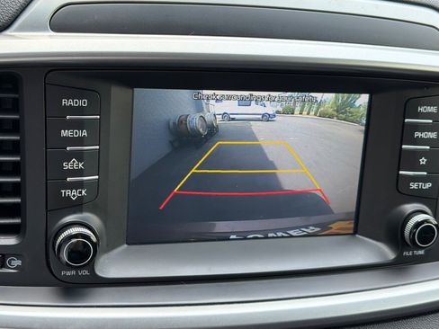 Used 2019 Kia Sorento FWD V6 image 19