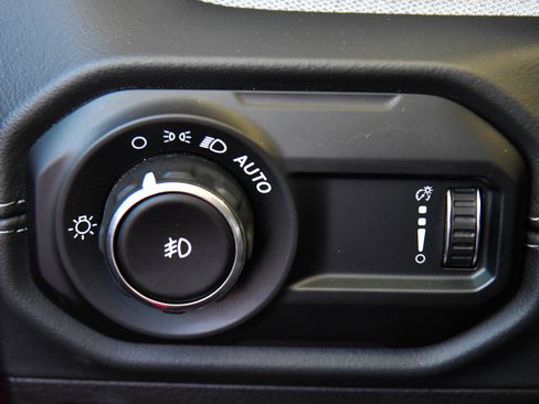 Used 2025 Jeep Wrangler Sahara image 35