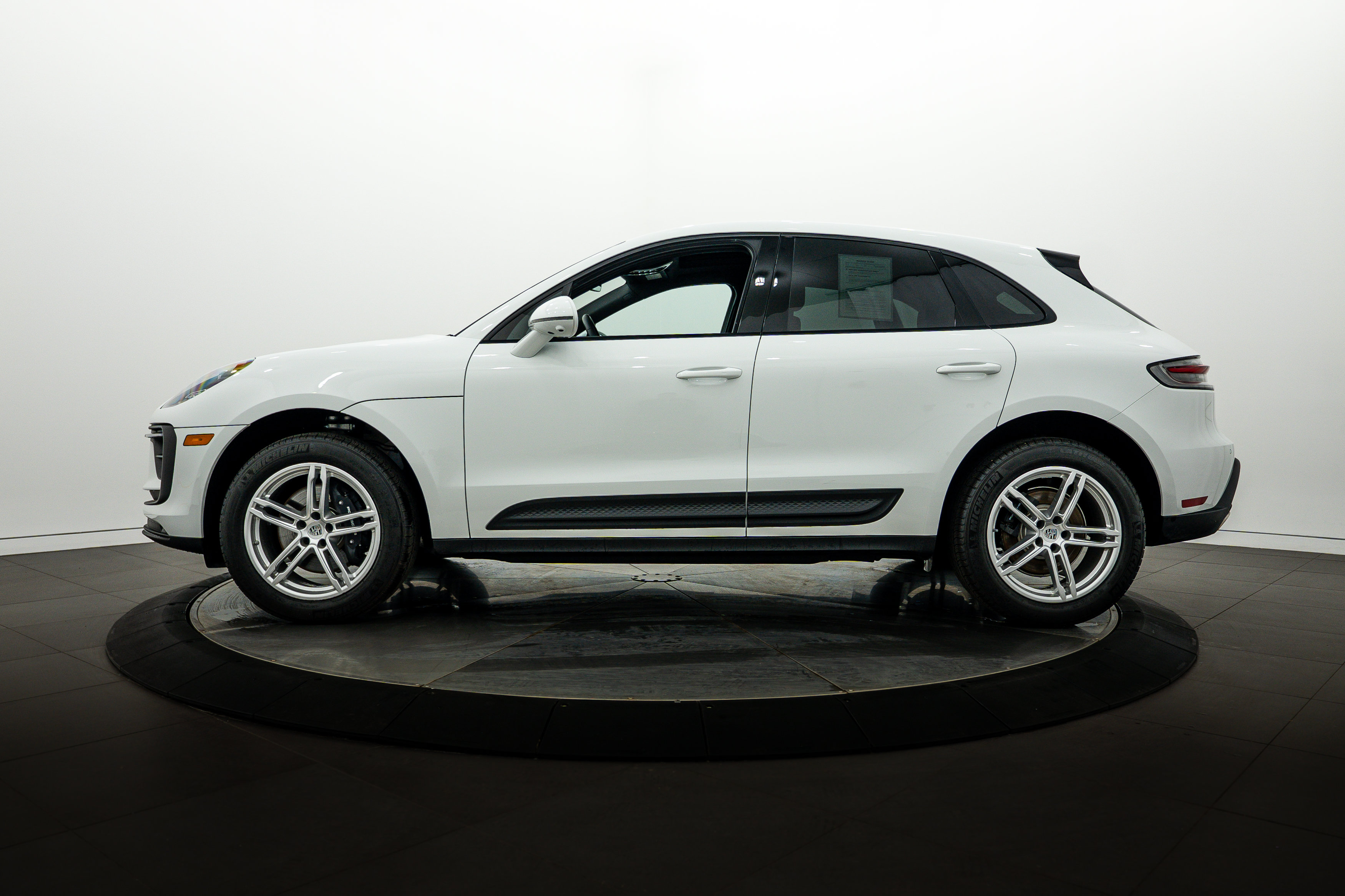 Certified 2026 Porsche Macan AWD/4WD image 2