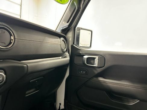 Used 2022 Jeep Wrangler Unlimited Sahara AWD/4WD image 26
