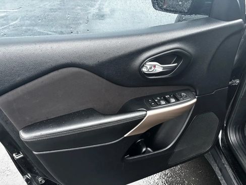 Used 2017 Jeep Cherokee Sport AWD/4WD image 9