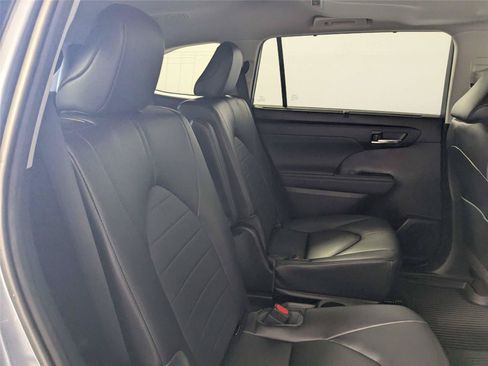 Used 2023 Toyota Highlander XLE FWD image 30