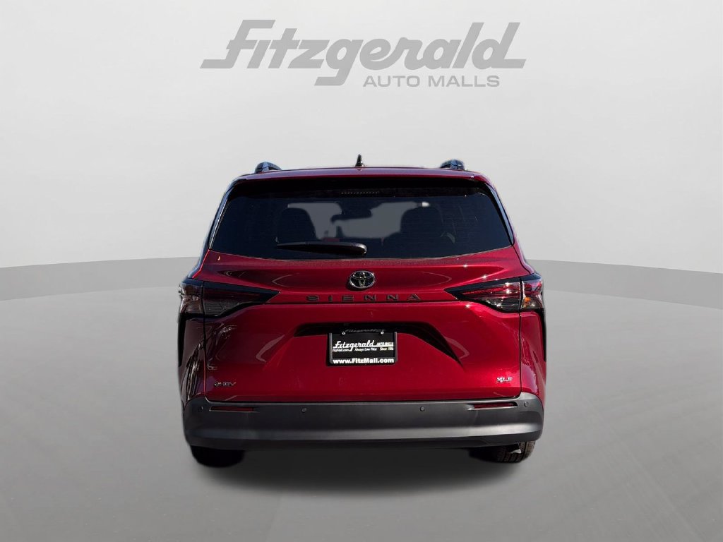 Used 2026 Toyota Sienna XLE FWD image 7