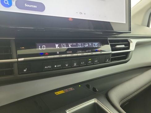 Used 2025 Toyota Sienna XLE FWD image 31