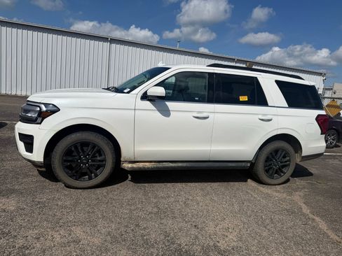 Used 2024 Ford Expedition XLT RWD image 4