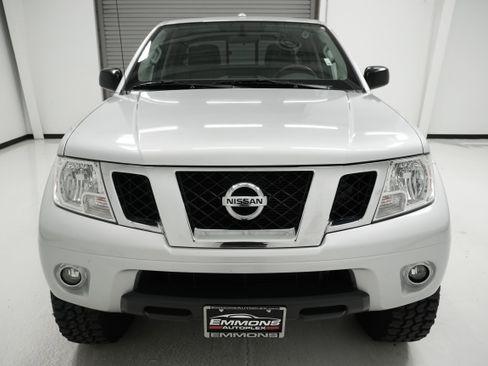 Used 2016 Nissan Frontier SV image 2