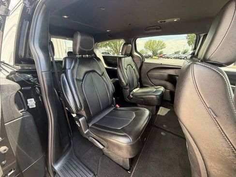 Used 2025 Chrysler Pacifica Select FWD image 4