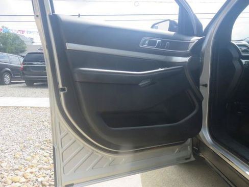 Used 2017 Ford Explorer XLT AWD/4WD image 13