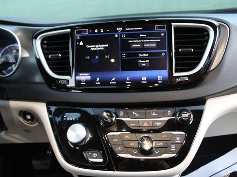 Used 2023 Chrysler Pacifica Touring-L image 18