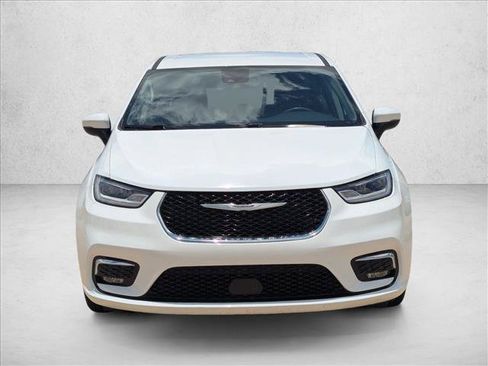 Used 2023 Chrysler Pacifica Touring-L FWD image 2