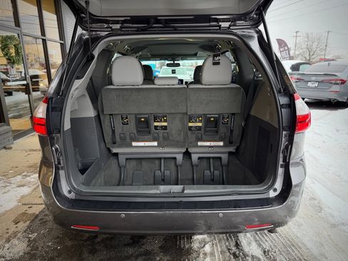 Used 2017 Toyota Sienna XLE image 25