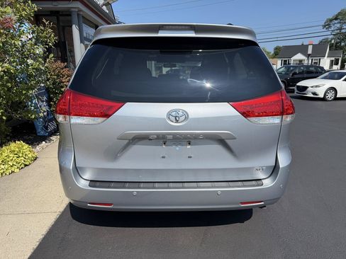 Used 2014 Toyota Sienna XLE w/ Entertainment Package FWD image 3