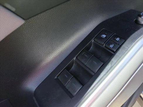 Used 2024 Toyota Highlander LE FWD image 11