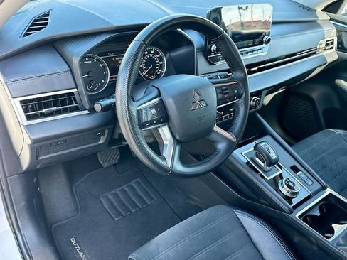 Used 2024 Mitsubishi Outlander SE image 9