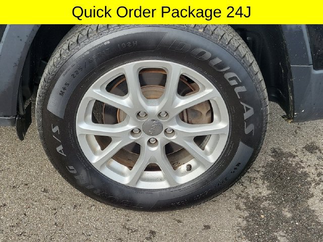Used 2017 Jeep Cherokee Latitude AWD/4WD image 7