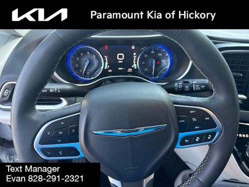 Used 2024 Chrysler Pacifica Touring-L FWD image 32
