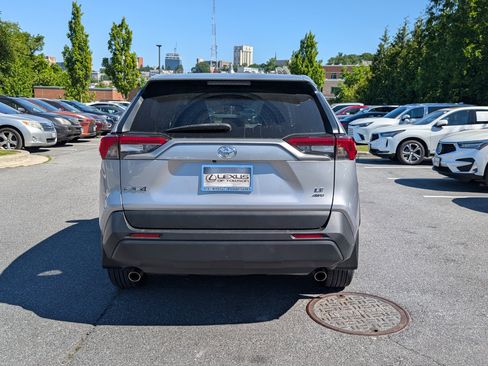 Used 2022 Toyota RAV4 LE AWD/4WD image 4