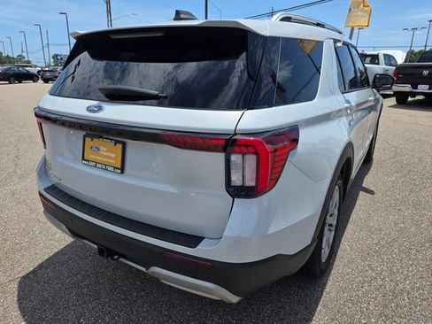 Certified 2025 Ford Explorer Platinum RWD image 8