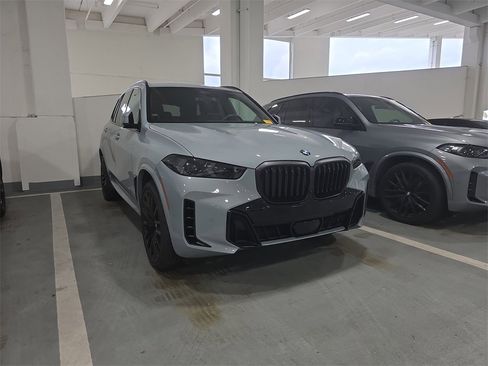 Used 2025 BMW X5 sDrive40i w/ M Sport Package image 2