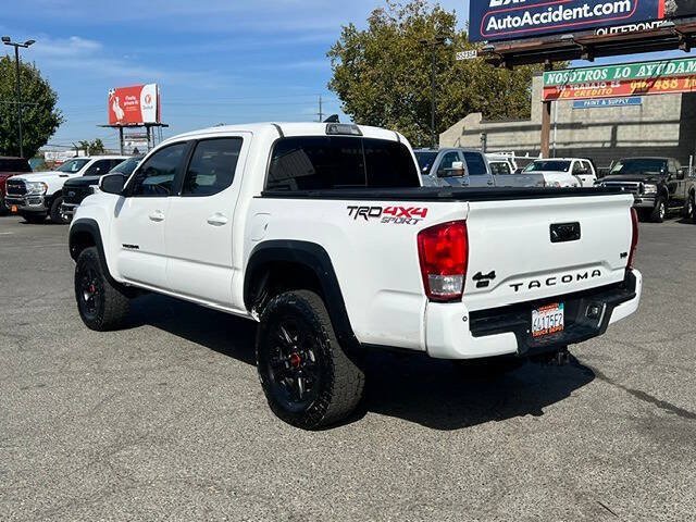 Used 2017 Toyota Tacoma TRD Sport AWD/4WD image 8