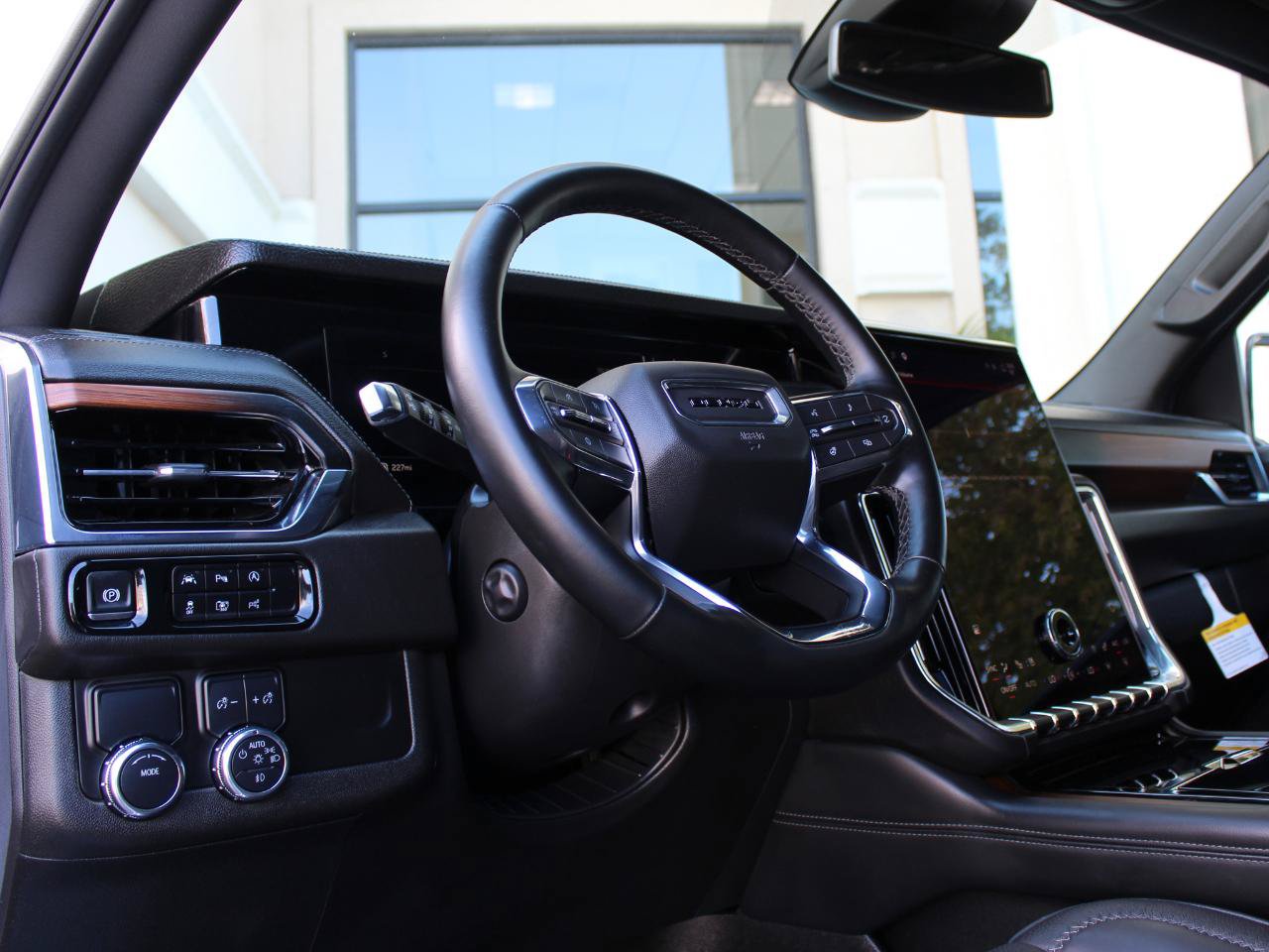 Used 2025 GMC Yukon Denali RWD image 17