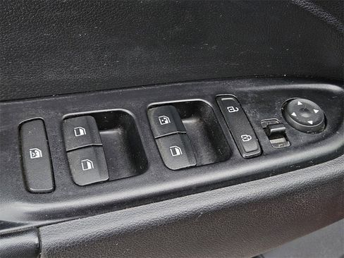 Used 2023 Hyundai Venue Limited image 17