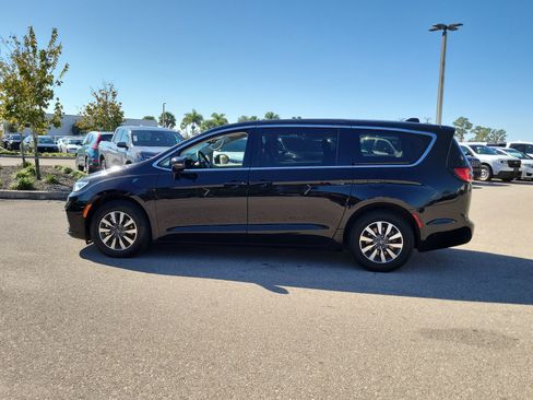 Used 2024 Chrysler Pacifica Select image 6