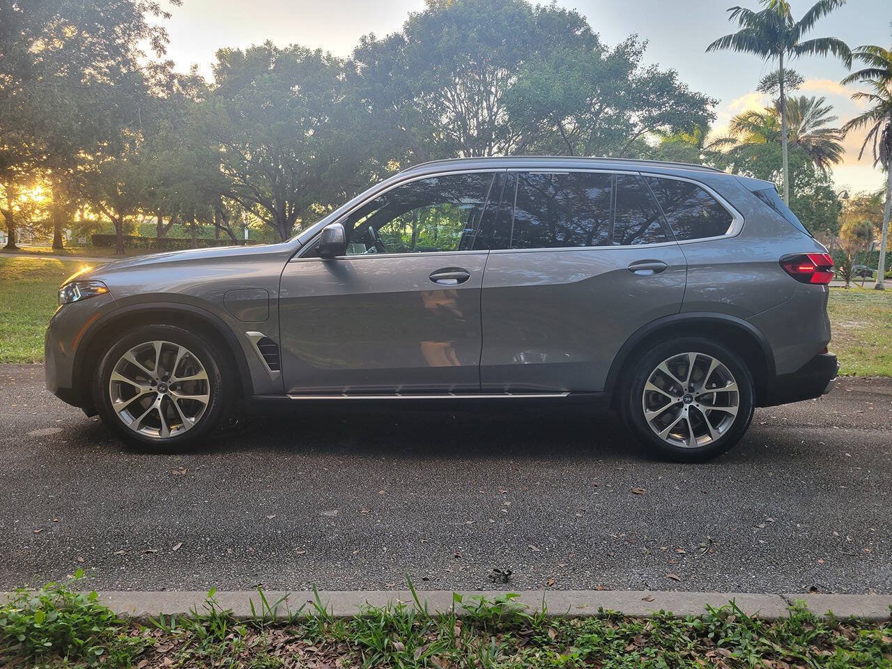 Used 2025 BMW X5 xDrive50e AWD/4WD image 4