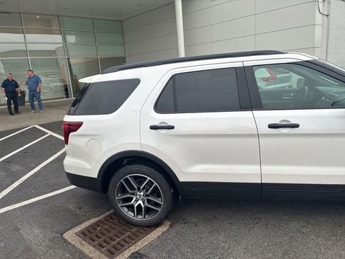 Used 2017 Ford Explorer Sport w/ Equipment Group 401A AWD/4WD image 3