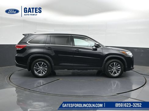 Used 2019 Toyota Highlander XLE AWD/4WD image 3