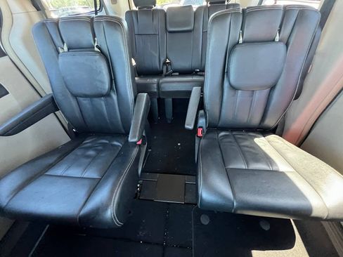 Used 2014 Chrysler Town & Country Touring FWD image 5