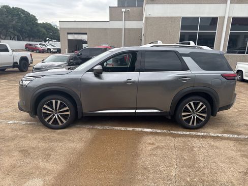Used 2023 Nissan Pathfinder Platinum AWD/4WD image 2