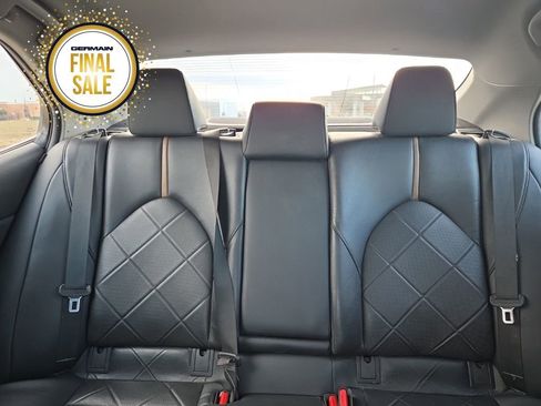 Used 2018 Toyota Camry XLE image 19