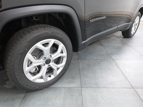 Used 2026 Jeep Compass Latitude AWD/4WD image 32