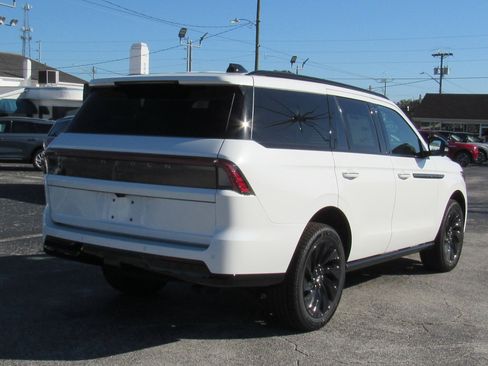 New 2025 Lincoln Navigator Reserve w/ Jet Appearance Package image 3