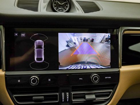 Certified 2025 Porsche Macan image 30