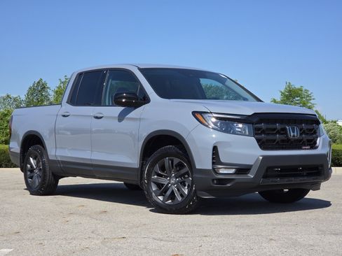 Used 2025 Honda Ridgeline Sport image 2