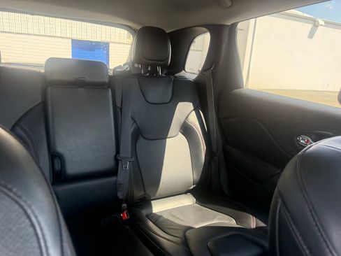 Used 2022 Jeep Cherokee Trailhawk w/ Premium Leather Package AWD/4WD image 63